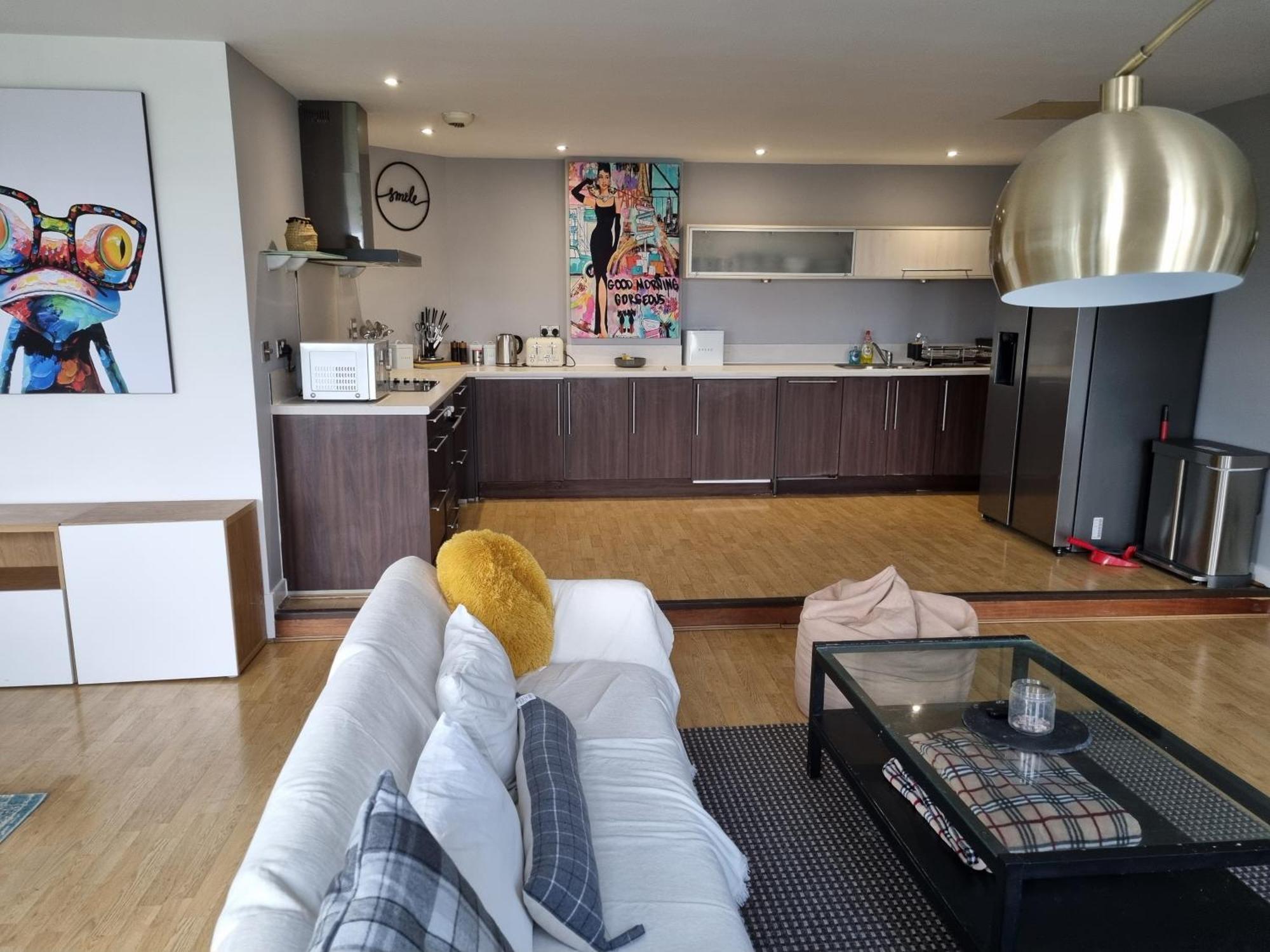 Large Centre 2 Bedroom Flat